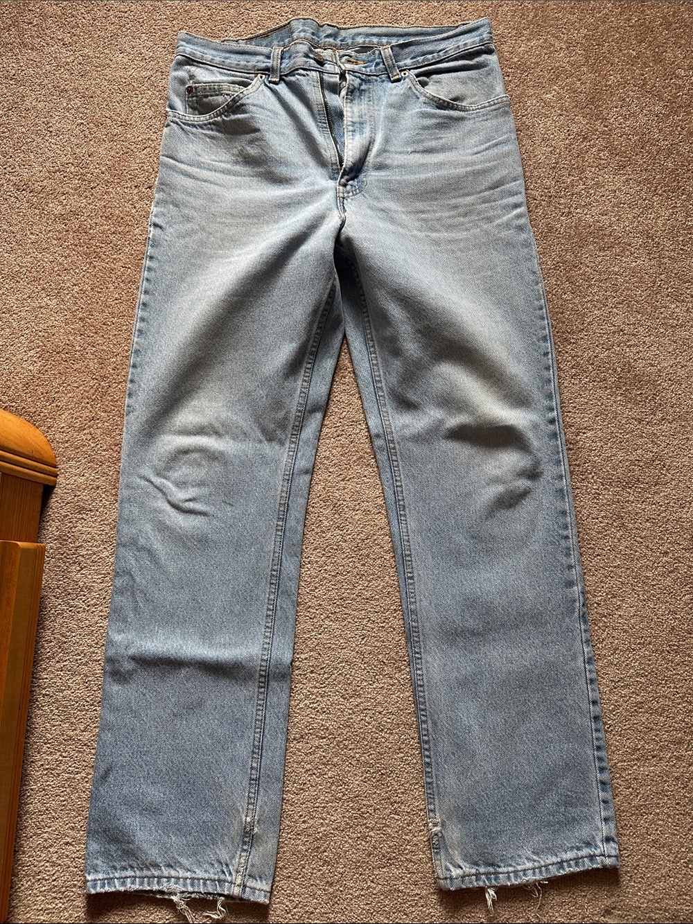 Men’s light wash Levi’s jeans